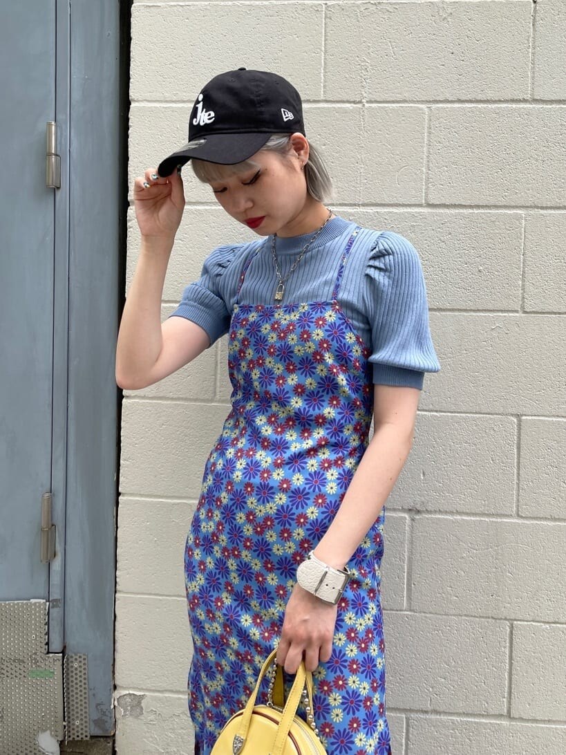 ブラック系のブーツ、ブルー系のニット/セーター、イエロー系のボストンバッグを着用したレディースの夏コーディネートの5枚目の写真