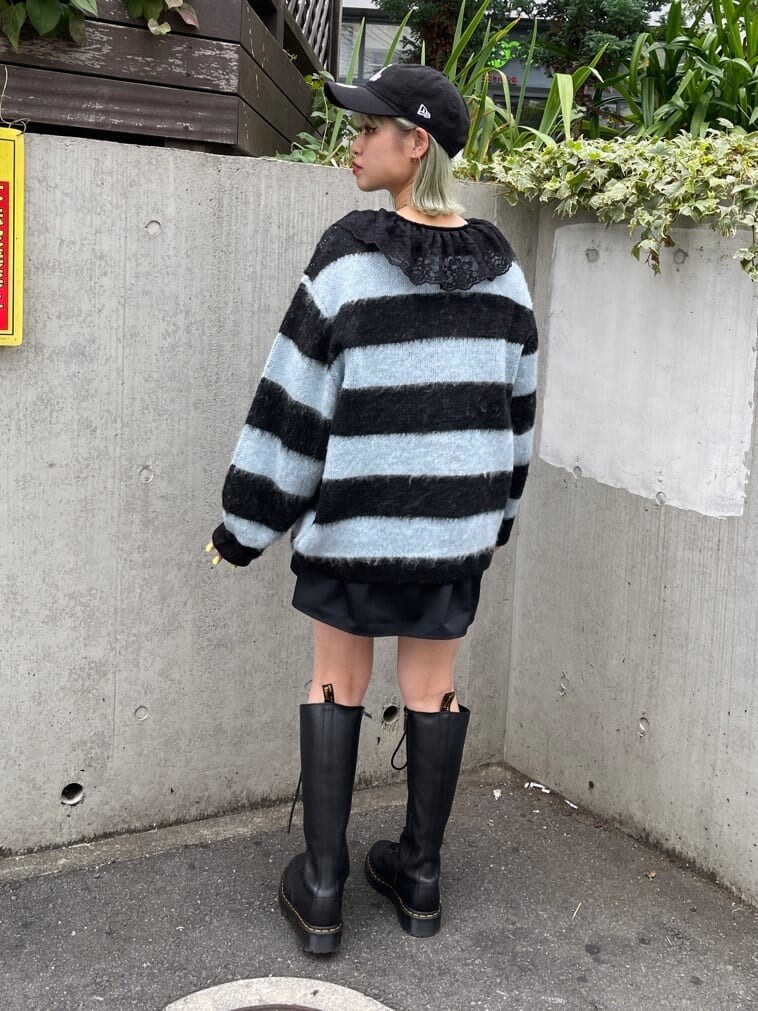 ブラック系のブーツ、ブラック系のシャツ/ブラウス、ブラック系のカーディガン/ボレロを着用したレディースの夏コーディネートの3枚目の写真