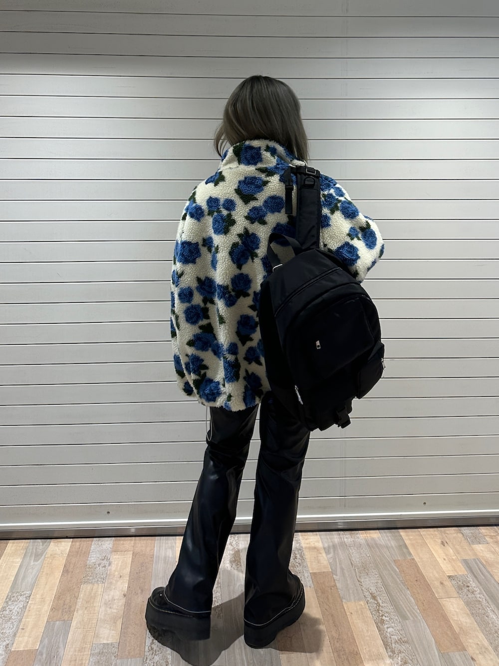 ホワイト系のブルゾン、グレー系のスウェット、ブラック系のその他パンツを着用したレディースの冬コーディネートの3枚目の写真