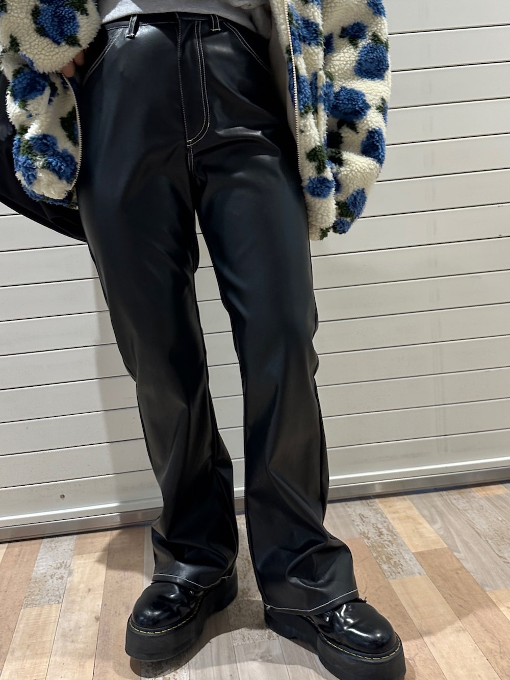 ホワイト系のブルゾン、グレー系のスウェット、ブラック系のその他パンツを着用したレディースの冬コーディネートの8枚目の写真