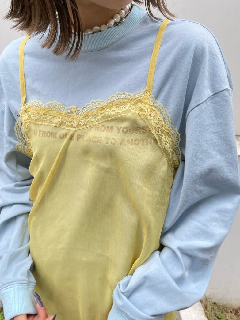 ブルー系のデニムジャケット、ブルー系のTシャツ/カットソーを着用したレディースの秋コーディネートの10枚目の写真