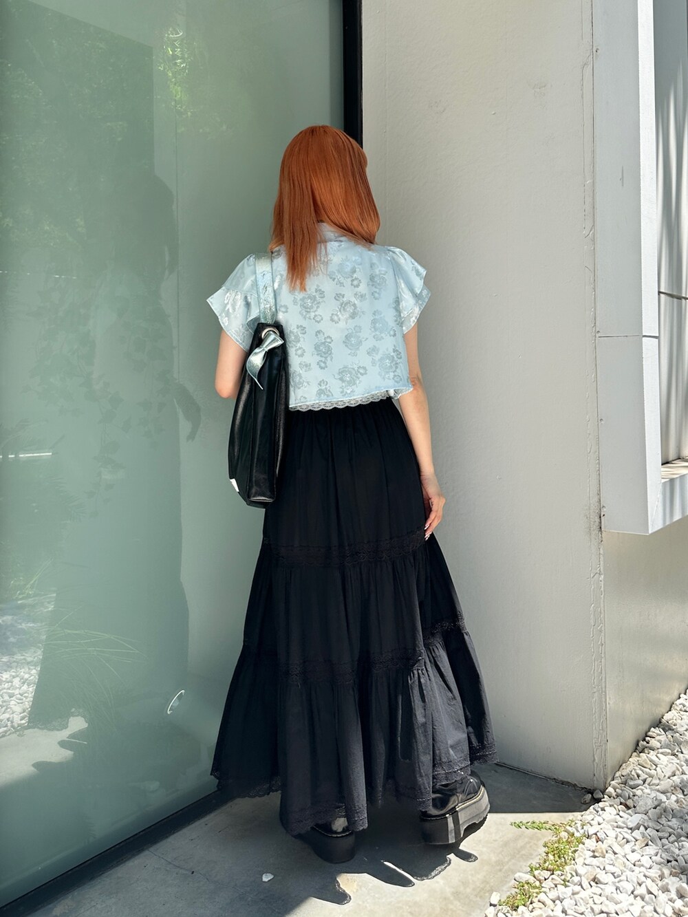 ブルー系のシャツ/ブラウス、ブルー系のTシャツ/カットソー、ブラック系のトートバッグを着用したレディースの夏コーディネートの3枚目の写真