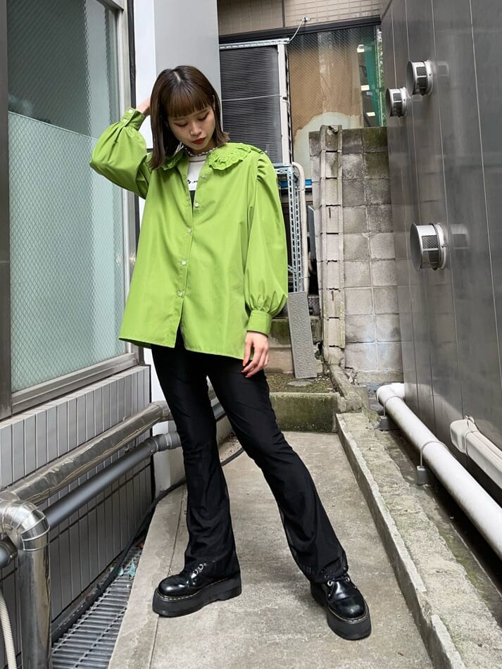 グリーン系のシャツ/ブラウス、ブラック系のデニムジャケットを着用したレディースの秋コーディネートの4枚目の写真