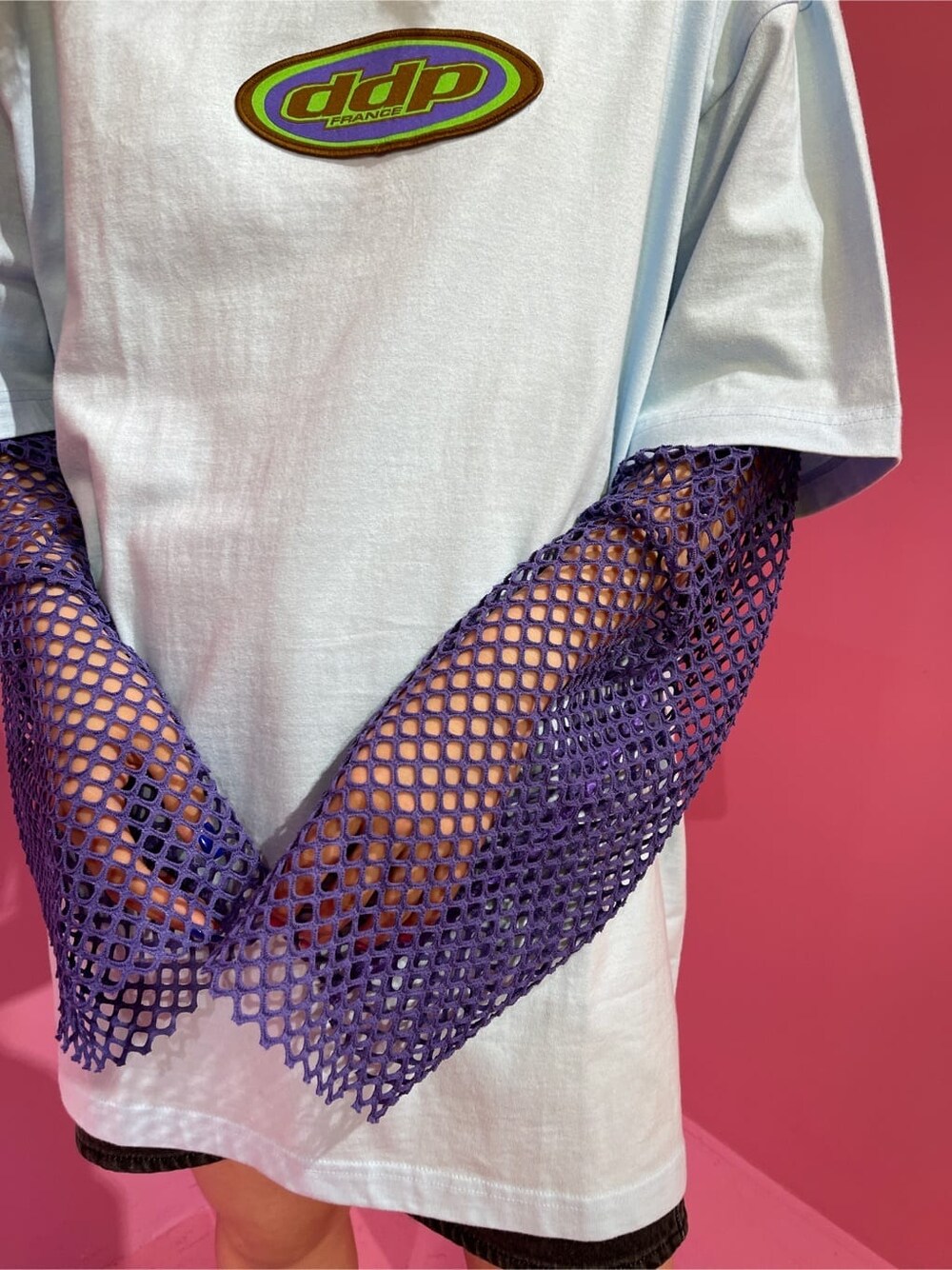 ブラック系のデニムパンツ、ブラック系のその他シューズ、パープル系のTシャツ/カットソーを着用したレディースの春コーディネートの7枚目の写真