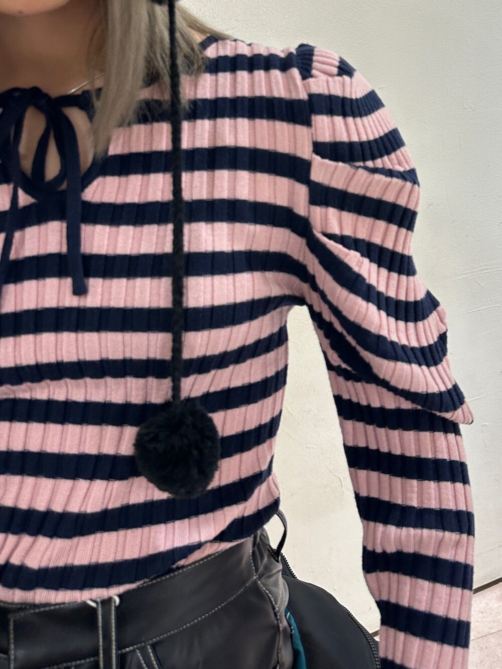 ブラック系のその他パンツ、ブラック系のその他アウター、ピンク系のニット/セーターを着用したレディースの冬コーディネートの10枚目の写真