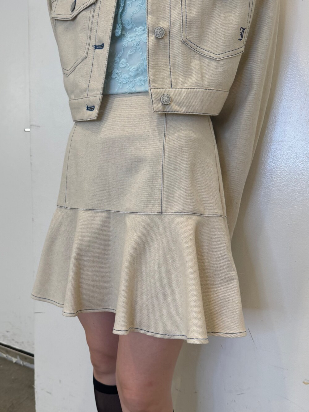 ホワイト系のワンピース、ブルー系のTシャツ/カットソー、ブラック系のブーツを着用したレディースの夏コーディネートの8枚目の写真