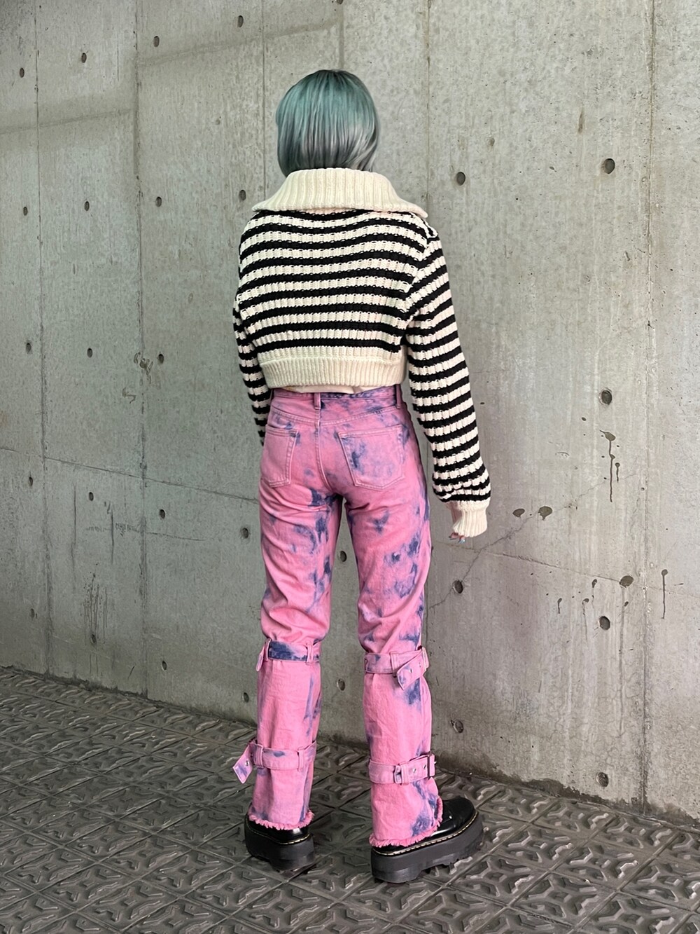 ホワイト系のカーディガン/ボレロ、ホワイト系のTシャツ/カットソー、ピンク系のデニムパンツを着用したレディースの秋コーディネートの2枚目の写真