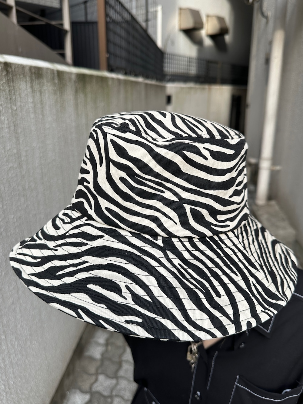 ホワイト系のワンピース、ホワイト系のハットを着用したレディースの冬コーディネートの8枚目の写真