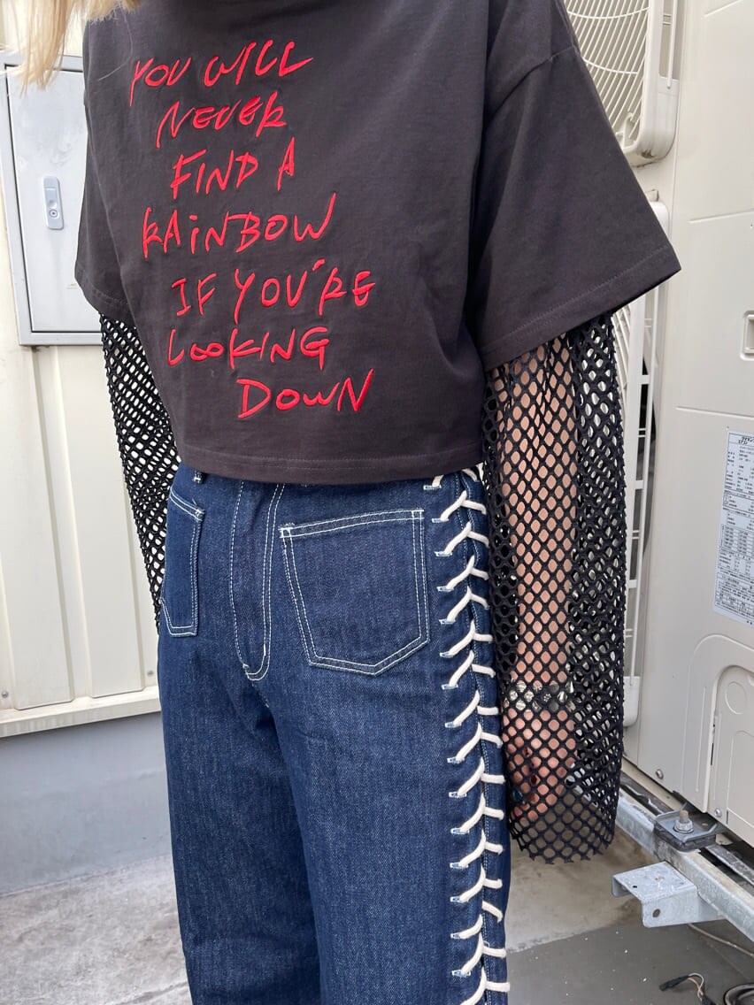 ブラック系のTシャツ/カットソー、ブルー系のデニムパンツ、ブラック系のTシャツ/カットソーを着用したレディースの春コーディネートの10枚目の写真