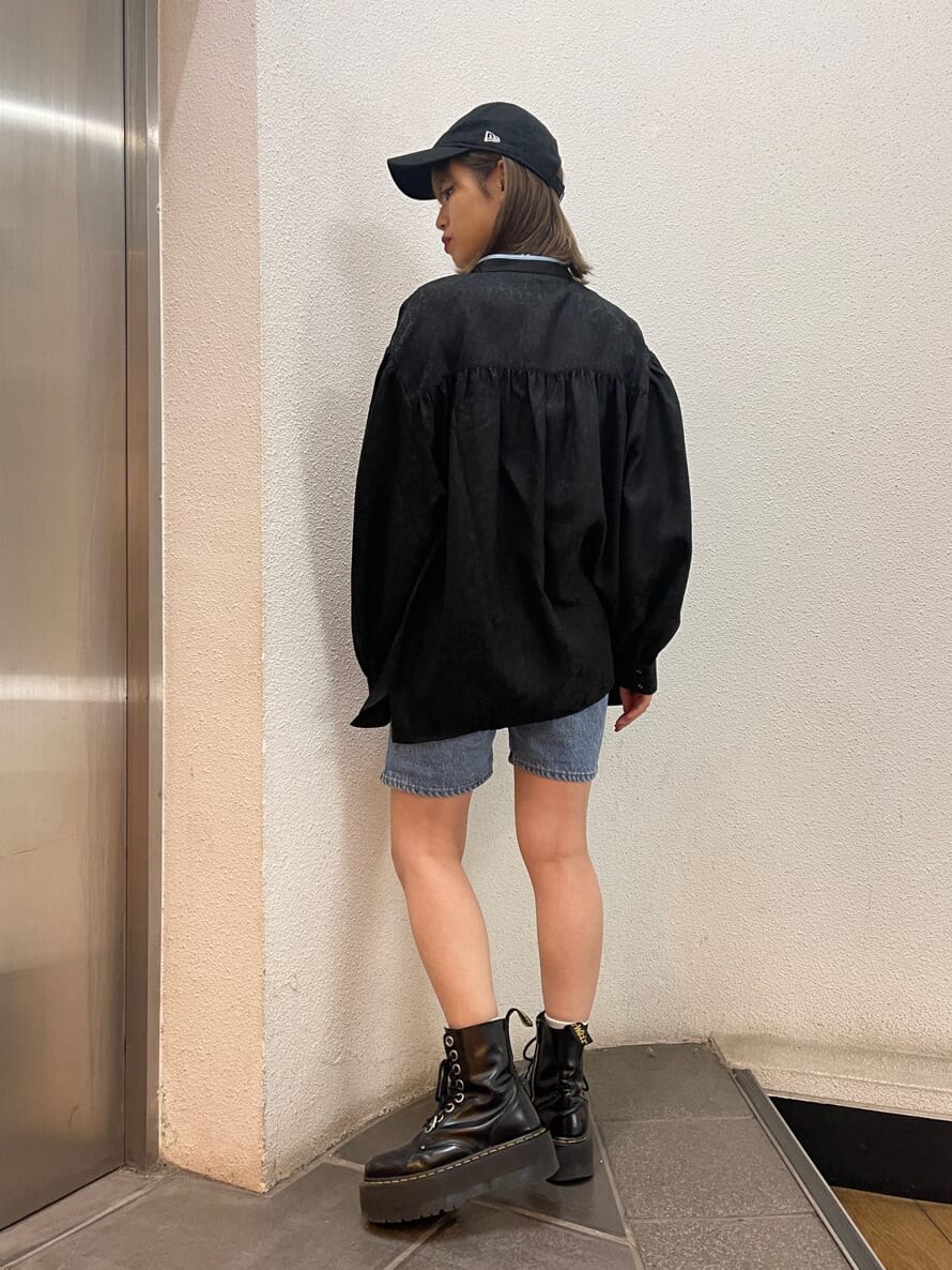 ブラック系のシャツ/ブラウス、ブルー系のデニムパンツ、ブラック系のキャップを着用したレディースの冬コーディネートの4枚目の写真