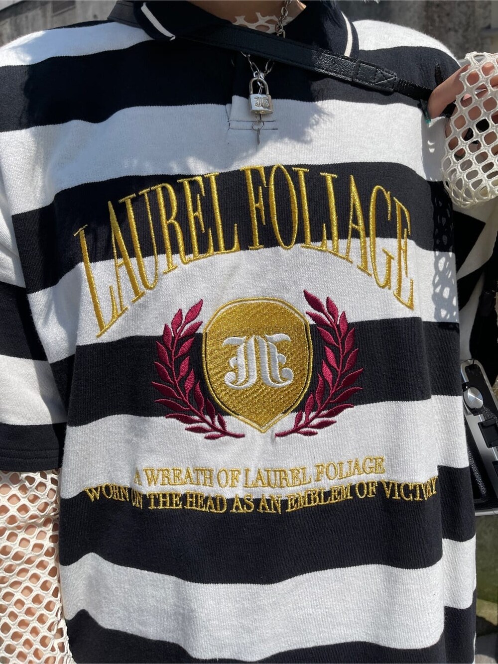 ブラック系のデニムパンツ、ホワイト系のTシャツ/カットソー、ブラック系のTシャツ/カットソーを着用したレディースの春コーディネートの6枚目の写真