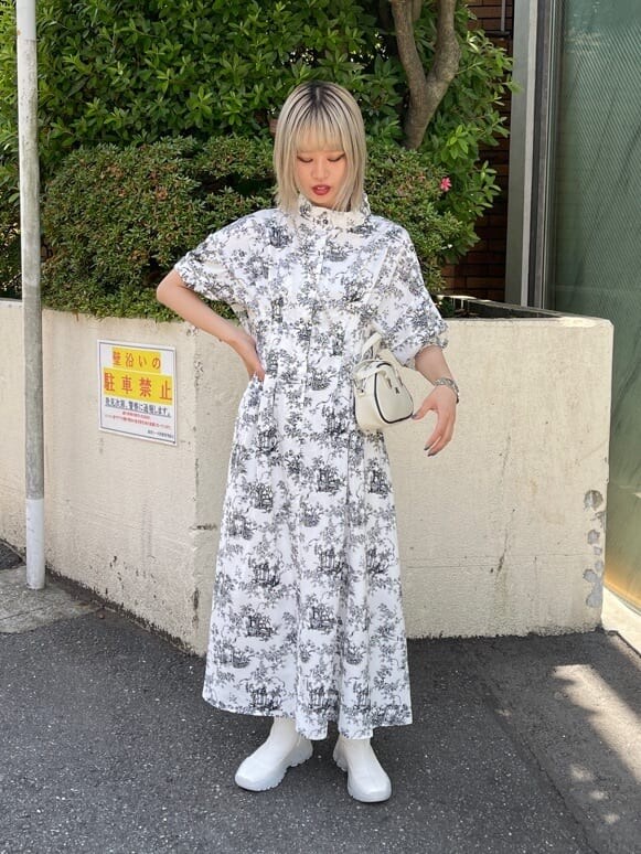 ホワイト系のブーツ、ホワイト系のワンピース、ホワイト系のボストンバッグを着用したレディースの夏コーディネートの4枚目の写真