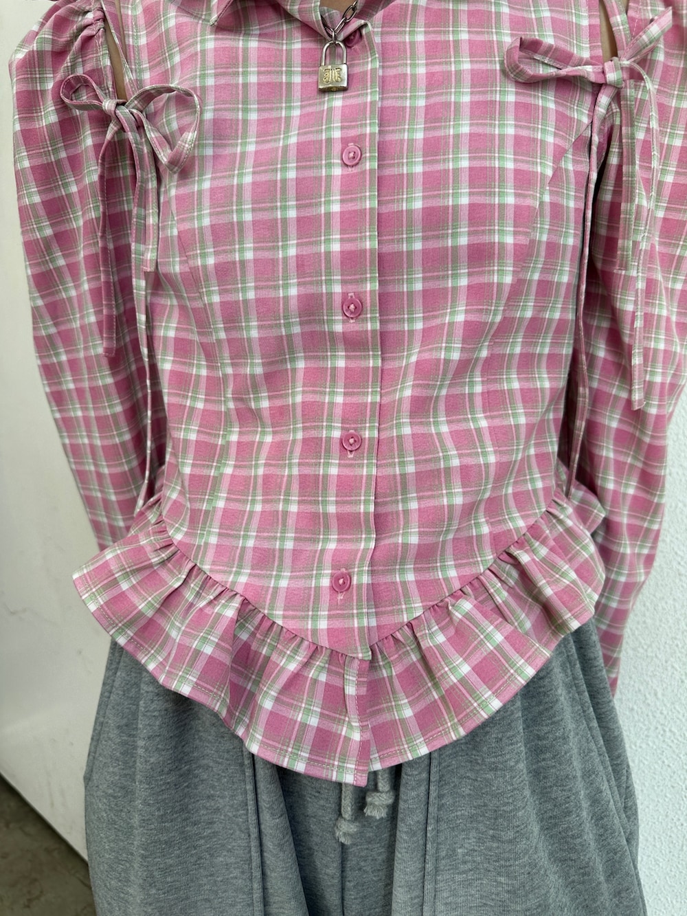 ピンク系のシャツ/ブラウス、グレー系のスウェットパンツ、ブラック系のブーツを着用したレディースの冬コーディネートの8枚目の写真