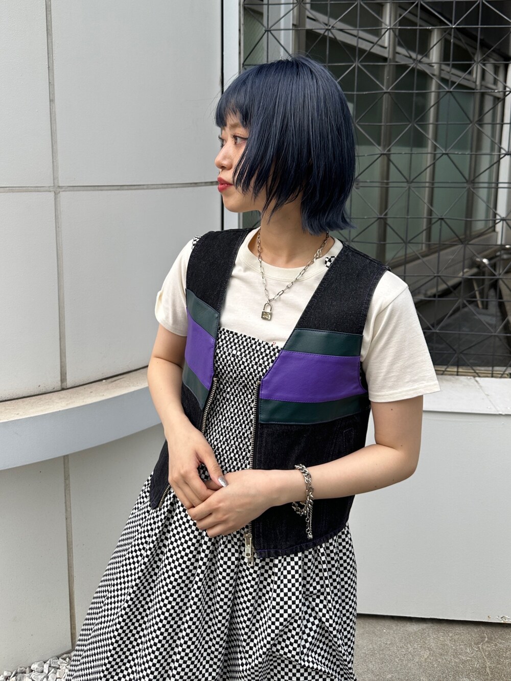 その他のワンピース、ブラック系のベスト、ホワイト系のTシャツ/カットソーを着用したレディースの春コーディネートの5枚目の写真