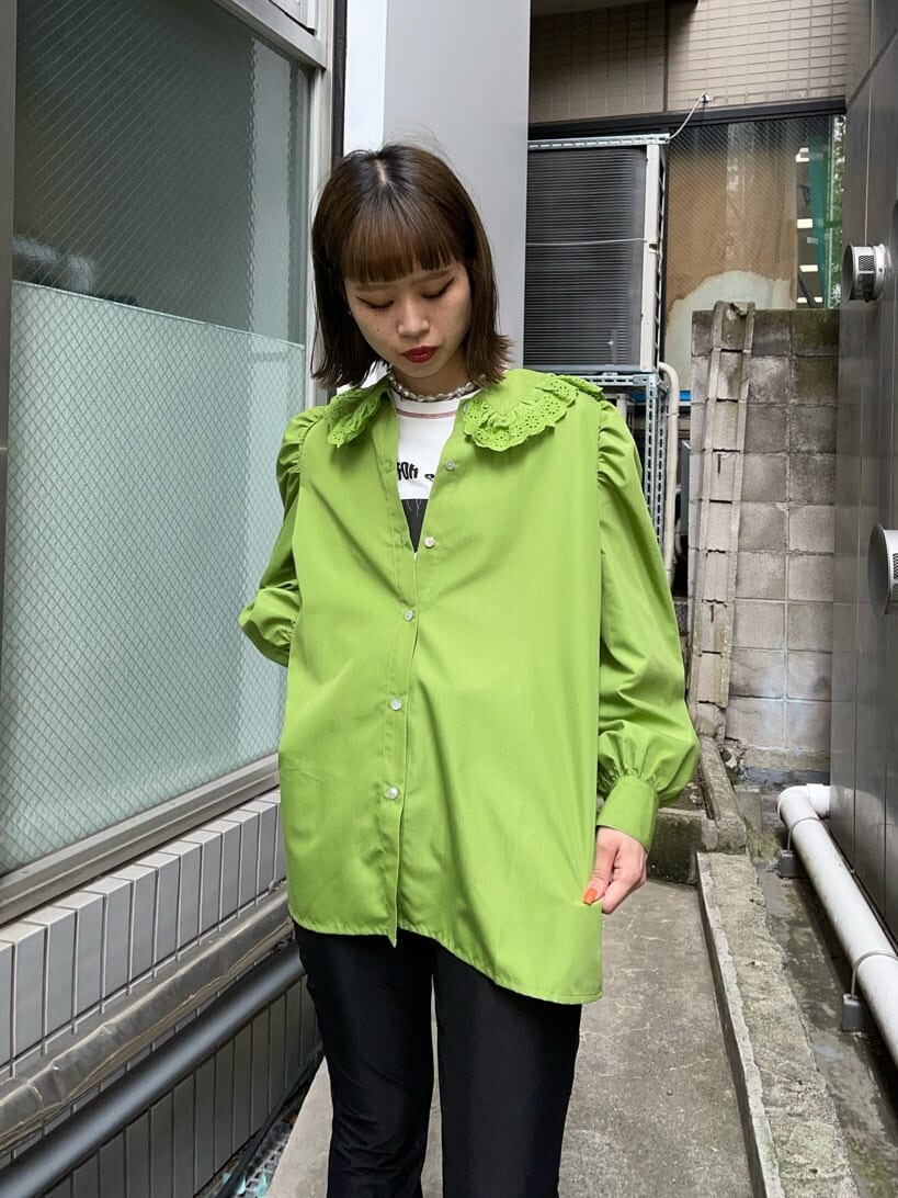 グリーン系のシャツ/ブラウス、ブラック系のデニムジャケットを着用したレディースの秋コーディネートの5枚目の写真