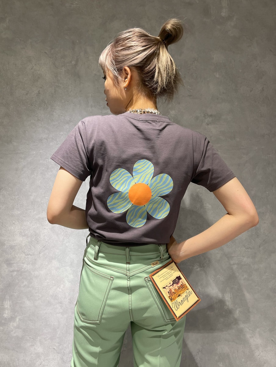 ブラック系のブーツ、グリーン系のデニムジャケット、グリーン系のデニムパンツを着用したレディースの春コーディネートの6枚目の写真