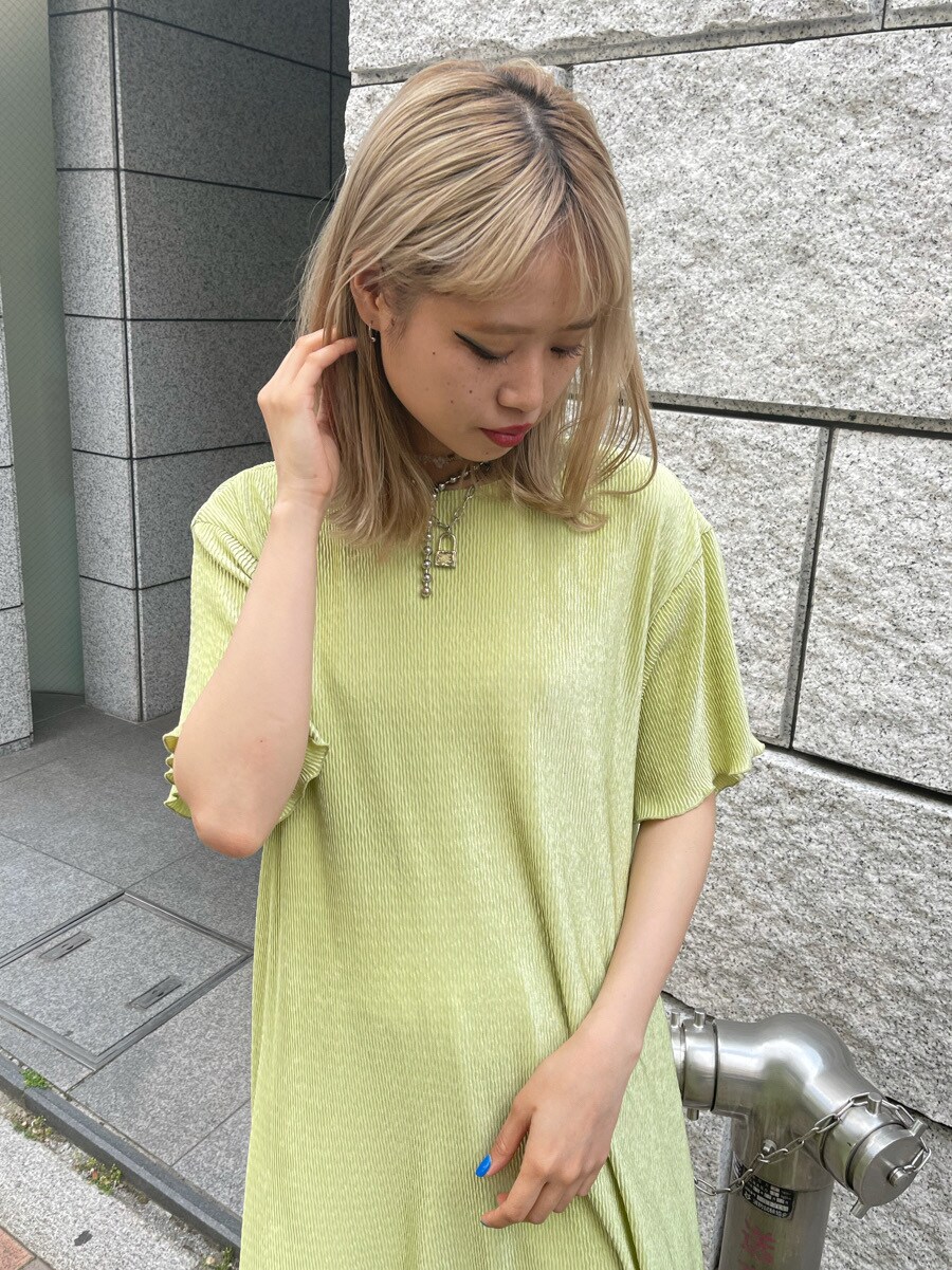 グリーン系のTシャツ/カットソーを着用したレディースの春コーディネートの4枚目の写真