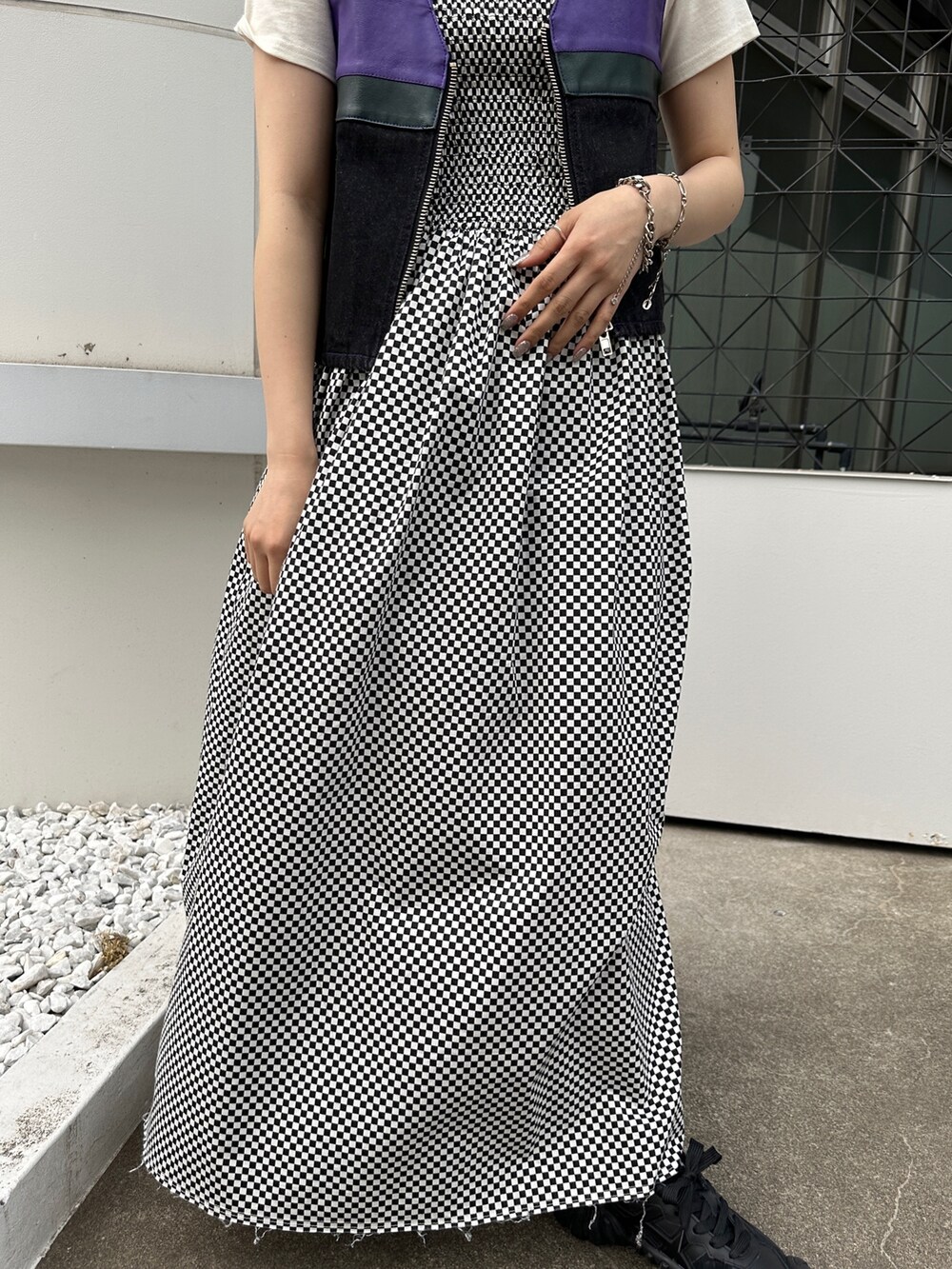 その他のワンピース、ブラック系のベスト、ホワイト系のTシャツ/カットソーを着用したレディースの春コーディネートの8枚目の写真