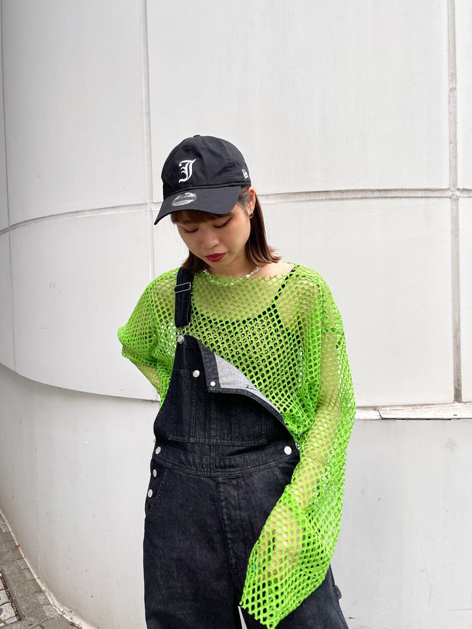 ブラック系のサロペット/オーバーオール、グリーン系のTシャツ/カットソー、ブラック系のキャップを着用したレディースの冬コーディネートの7枚目の写真