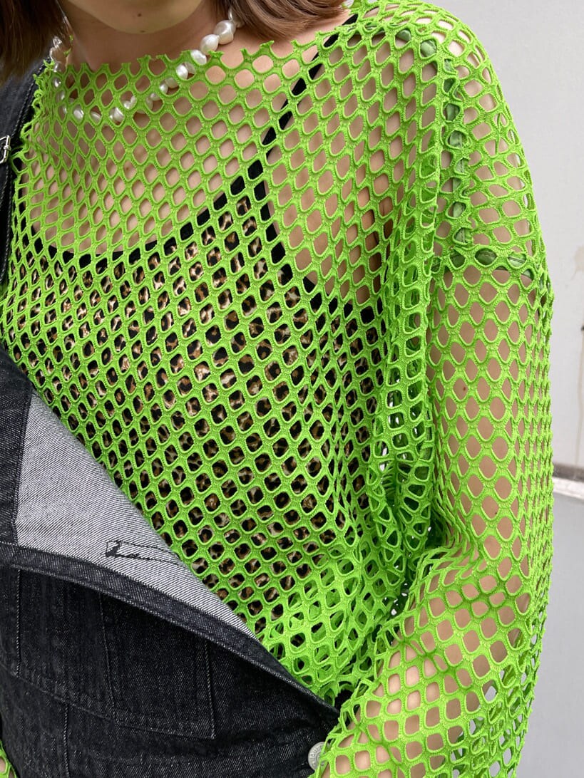 ブラック系のサロペット/オーバーオール、グリーン系のTシャツ/カットソー、ブラック系のキャップを着用したレディースの冬コーディネートの8枚目の写真