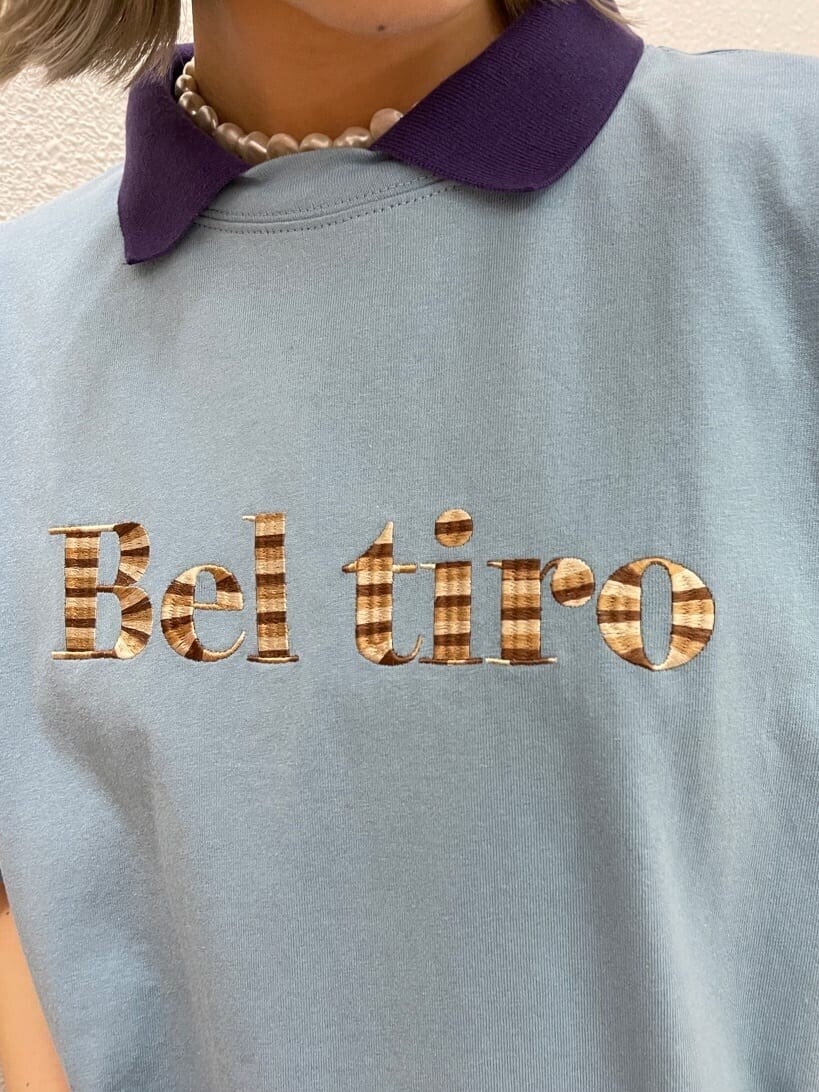 ブラック系のブーツ、グリーン系のワンピース、ブルー系のTシャツ/カットソーを着用したレディースの春コーディネートの6枚目の写真