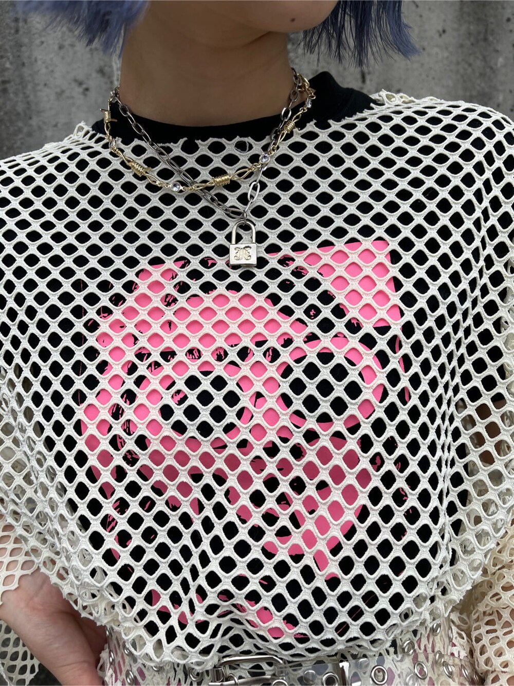 ホワイト系のTシャツ/カットソー、ブラック系のその他シューズ、ブラック系のTシャツ/カットソーを着用したレディースの春コーディネートの7枚目の写真