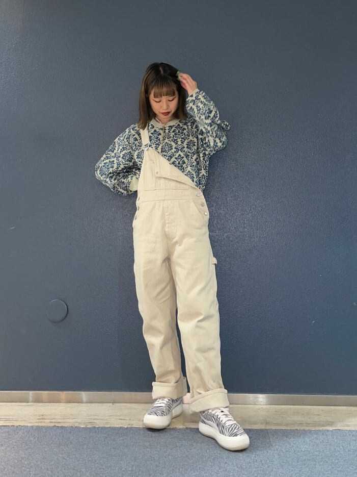 ホワイト系のMA-1、ホワイト系のスニーカー、ホワイト系のサロペット/オーバーオールを着用したレディースの冬コーディネートの4枚目の写真