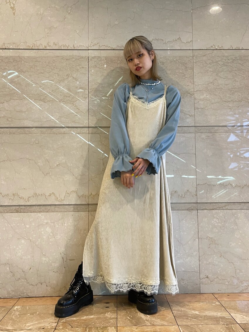 ホワイト系のワンピース、シルバー系のネックレスを着用したレディースの冬コーディネートの3枚目の写真