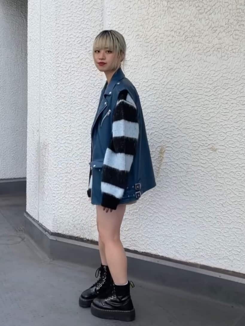 ホワイト系のTシャツ/カットソー、ブラック系のカーディガン/ボレロ、ブルー系のライダースジャケットを着用したレディースの秋コーディネートの3枚目の写真