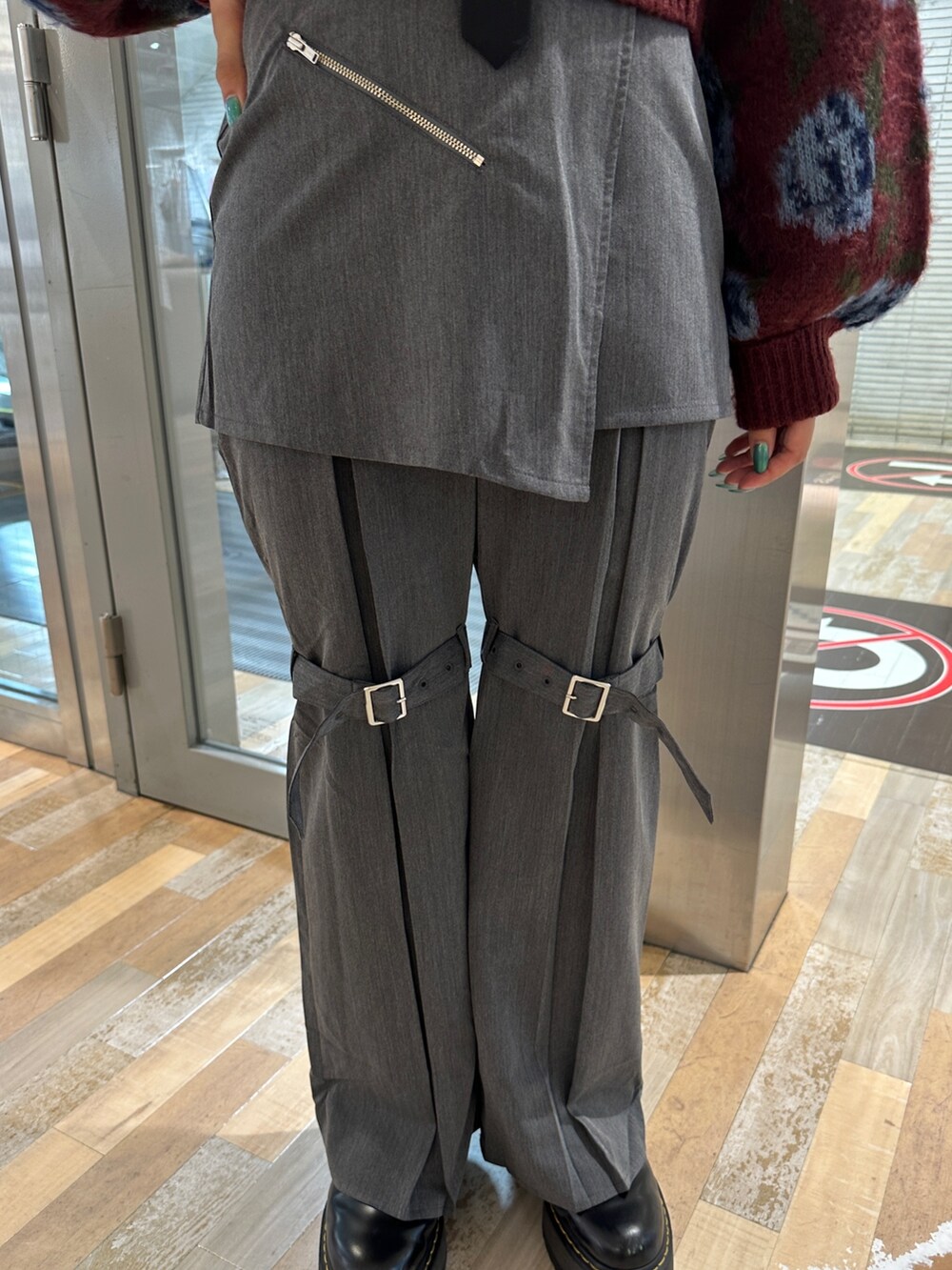 レッド系のカーディガン/ボレロ、ホワイト系のシャツ/ブラウス、グレー系のその他パンツを着用したレディースの秋コーディネートの7枚目の写真