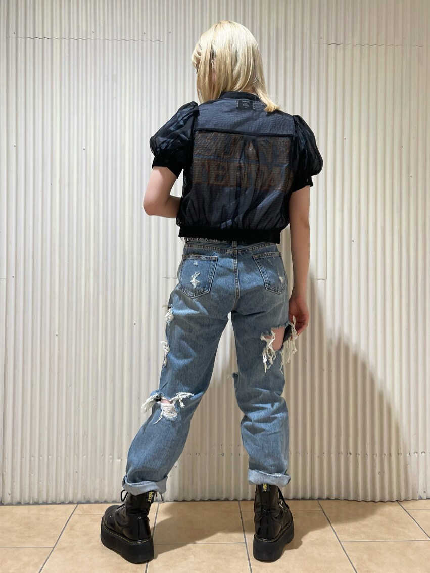 ブルー系のデニムパンツ、ブルー系のTシャツ/カットソー、ブラック系のシャツ/ブラウスを着用したレディースの春コーディネートの2枚目の写真