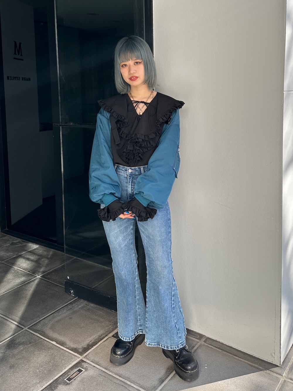 ブラック系のシャツ/ブラウス、ブルー系のMA-1、ブルー系のデニムパンツを着用したレディースの冬コーディネートの2枚目の写真