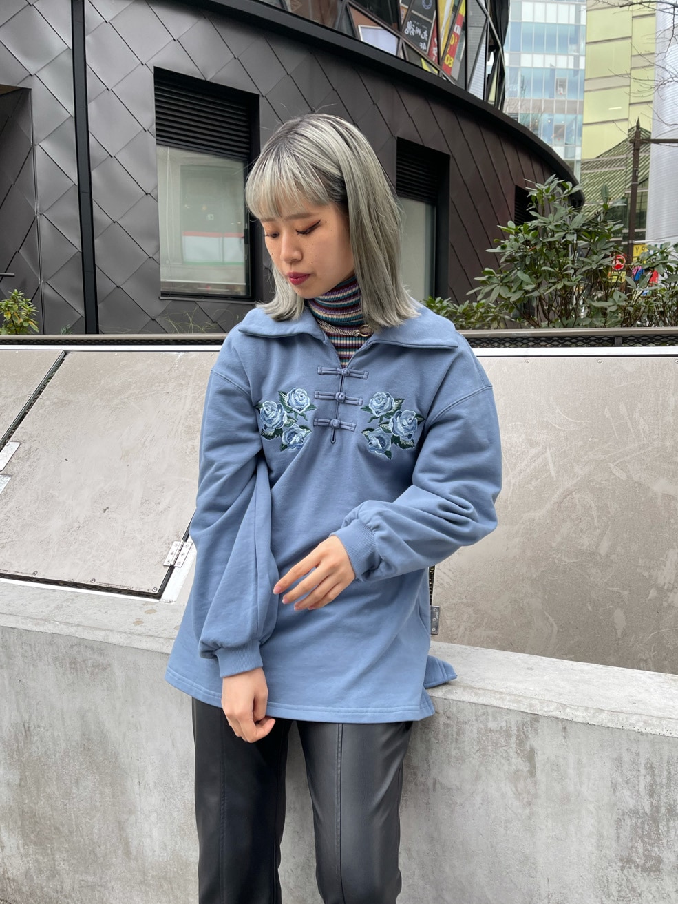 ブラック系のその他パンツ、パープル系のニット/セーター、ブルー系のスウェットを着用したレディースの冬コーディネートの2枚目の写真