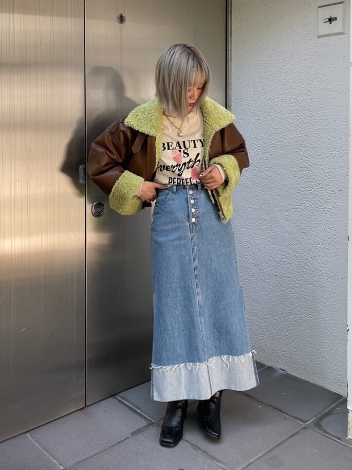 ブラック系のブーツ、ブラウン系のその他アウター、ブルー系のデニムスカートを着用したレディースの夏コーディネートの2枚目の写真