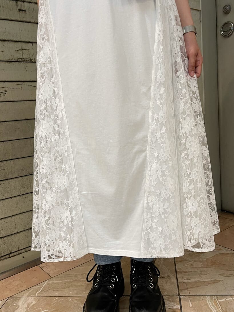 ホワイト系のワンピース、ブルー系のデニムパンツ、その他の財布を着用したレディースの夏コーディネートの7枚目の写真