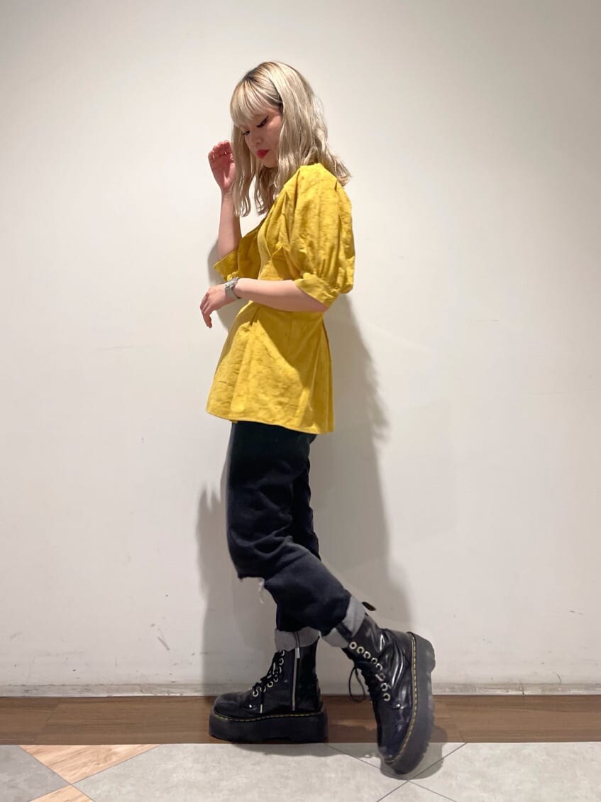 イエロー系のシャツ/ブラウス、ブラック系のデニムパンツを着用したレディースの夏コーディネートの2枚目の写真