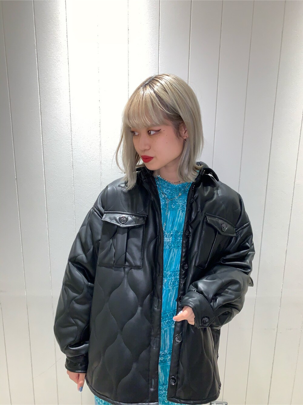 ブルー系のニット/セーター、ブルー系のデニムパンツ、その他のテーラードジャケットを着用したレディースの秋コーディネートの2枚目の写真