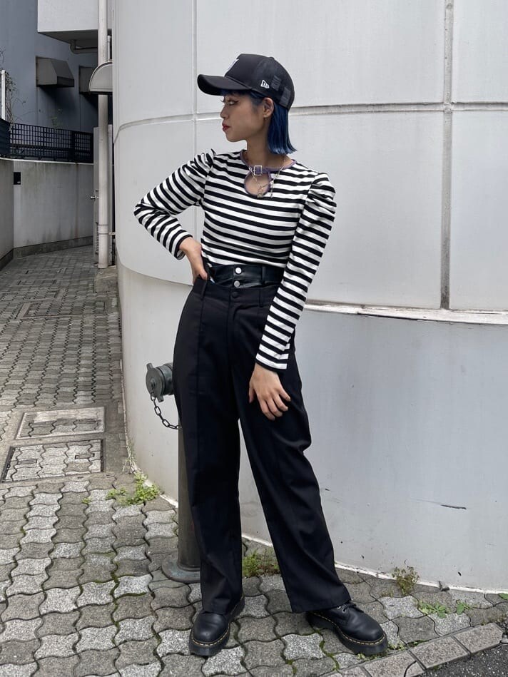 ブラック系のブーツ、ブラック系のその他パンツ、ホワイト系のTシャツ/カットソーを着用したレディースの秋コーディネートの2枚目の写真