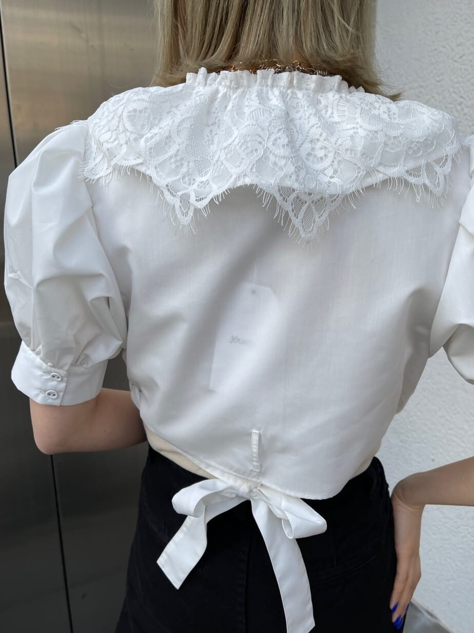 ブラック系のデニムパンツ、ホワイト系のTシャツ/カットソー、ホワイト系のシャツ/ブラウスを着用したレディースの春コーディネートの9枚目の写真