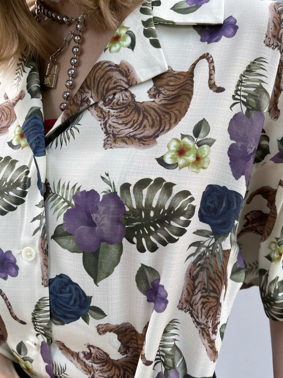 ホワイト系のシャツ/ブラウス、ホワイト系のスニーカー、ブラック系のデニムパンツを着用したレディースの春コーディネートの6枚目の写真