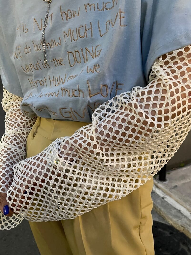 イエロー系のスラックス、ホワイト系のブーツ、ホワイト系のTシャツ/カットソーを着用したレディースの春コーディネートの6枚目の写真