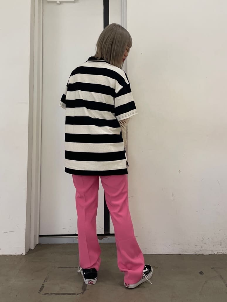 ホワイト系のTシャツ/カットソー、ブラック系のTシャツ/カットソー、ピンク系のスラックスを着用したレディースの春コーディネートの2枚目の写真