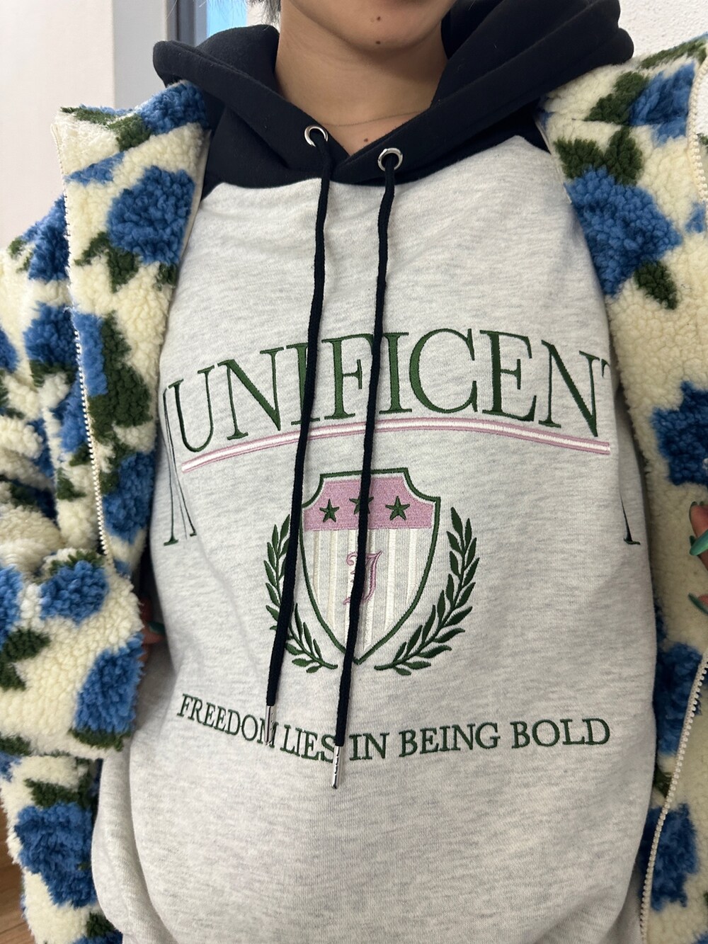 ホワイト系のブルゾン、グレー系のパーカー、ブラック系のその他パンツを着用したレディースの秋コーディネートの5枚目の写真