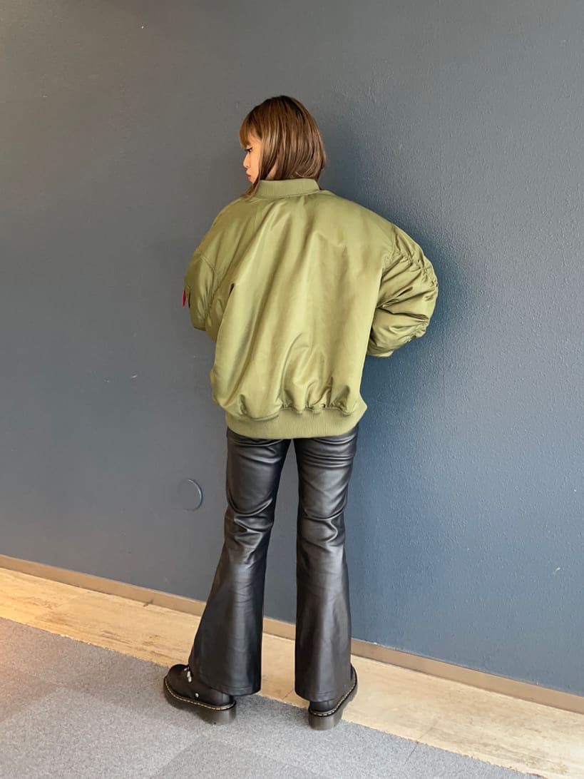 ベージュ系のMA-1、ブルー系のカーディガン/ボレロ、シルバー系のネックレスを着用したレディースの秋コーディネートの3枚目の写真