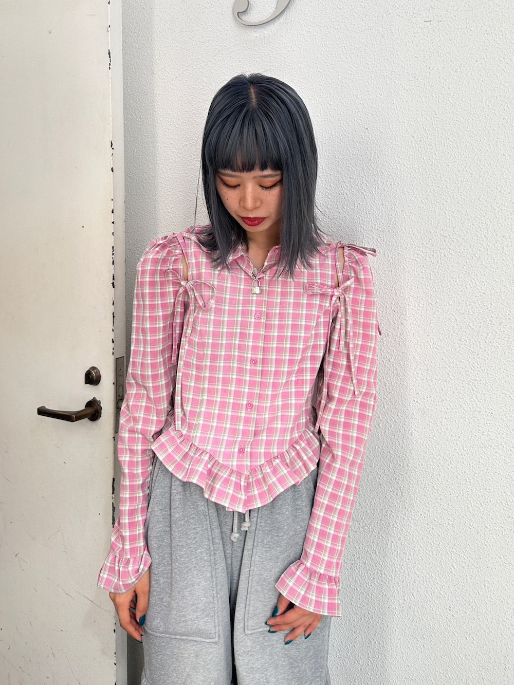 ピンク系のシャツ/ブラウス、グレー系のスウェットパンツ、ブラック系のブーツを着用したレディースの冬コーディネートの5枚目の写真