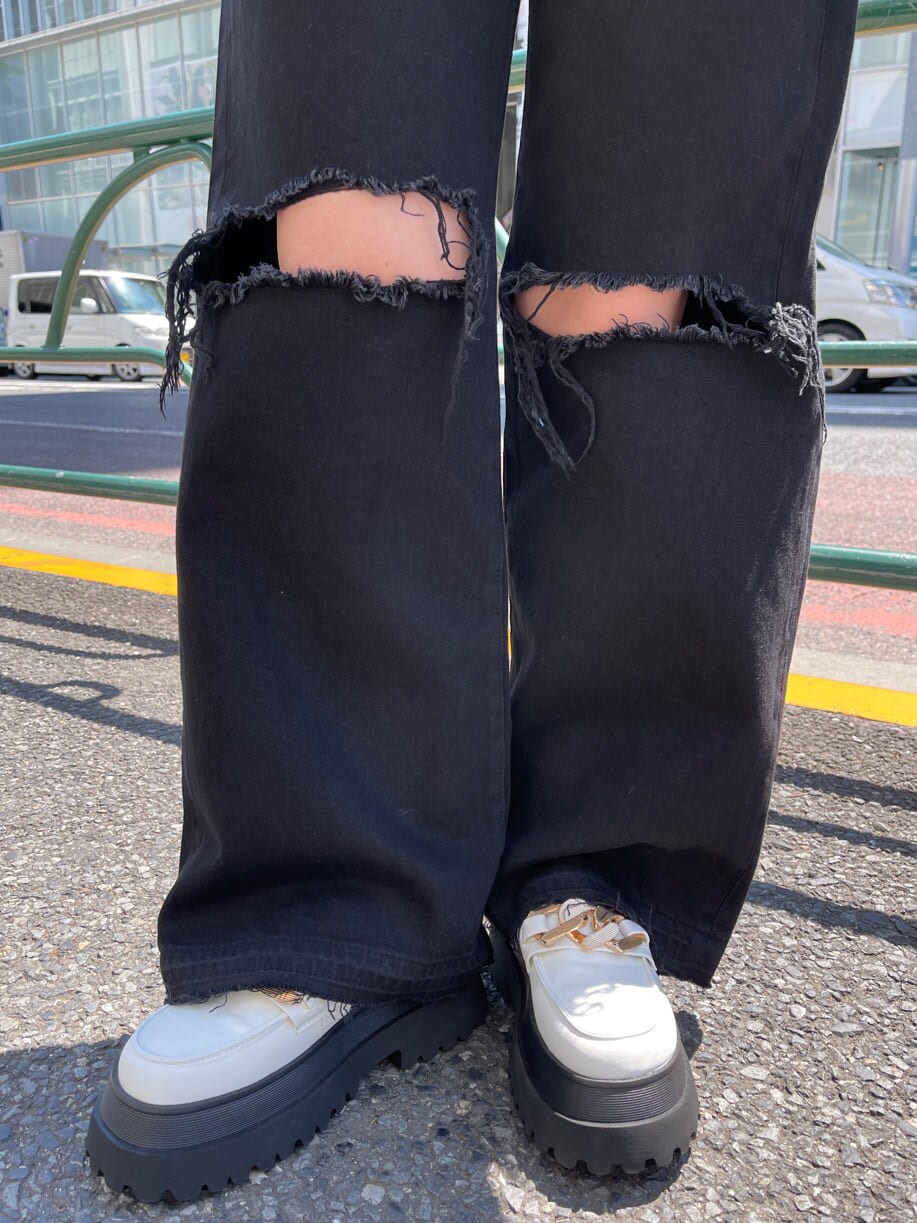 ホワイト系のその他シューズ、ブルー系のニット/セーター、ブラック系のデニムパンツを着用したレディースの春コーディネートの9枚目の写真