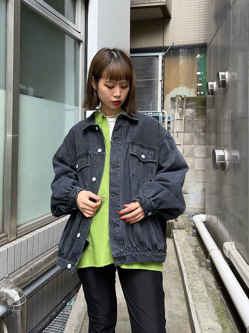 グリーン系のシャツ/ブラウス、ブラック系のデニムジャケットを着用したレディースの秋コーディネートの6枚目の写真