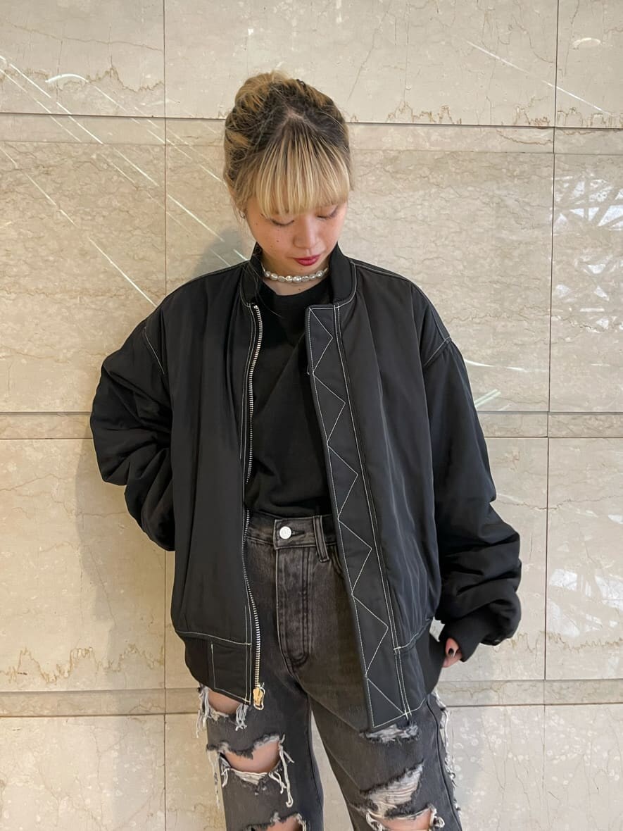 ブラック系のデニムパンツ、ブラック系のTシャツ/カットソー、ブラック系のMA-1を着用したレディースの夏コーディネートの6枚目の写真