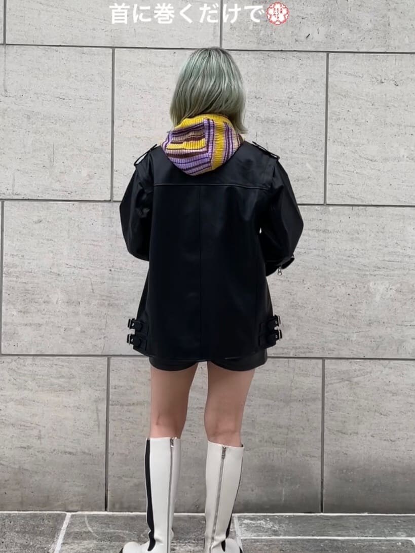 ブラック系のその他パンツ、ホワイト系のブーツ、ブラック系のライダースジャケットを着用したレディースの夏コーディネートの2枚目の写真