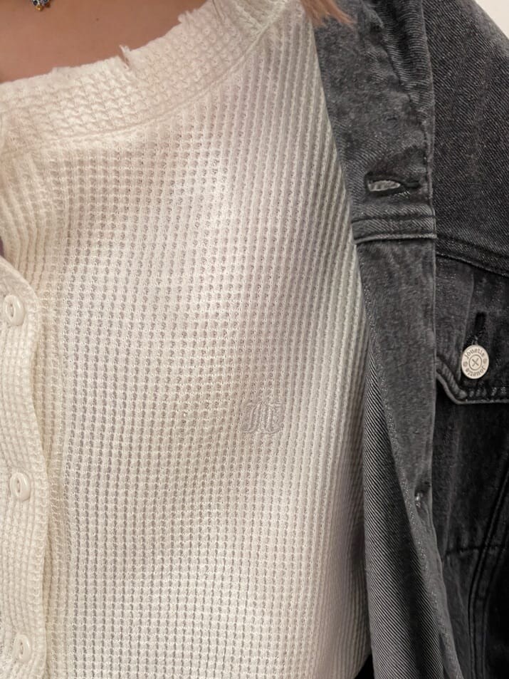 グリーン系のスカート、ブラック系のデニムジャケット、ホワイト系のブーツを着用したレディースの冬コーディネートの5枚目の写真